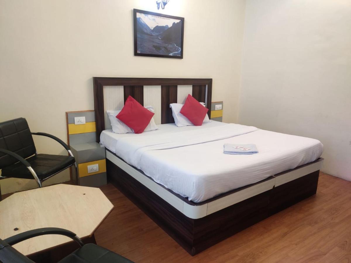 Hotel Amandeep Dharamshala Bagian luar foto