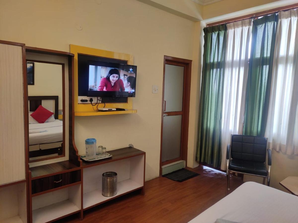 Hotel Amandeep Dharamshala Bagian luar foto