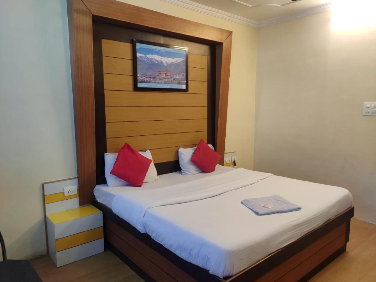 Hotel Amandeep Dharamshala Bagian luar foto