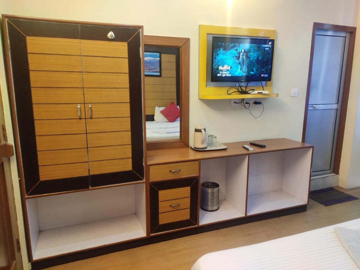 Hotel Amandeep Dharamshala Bagian luar foto