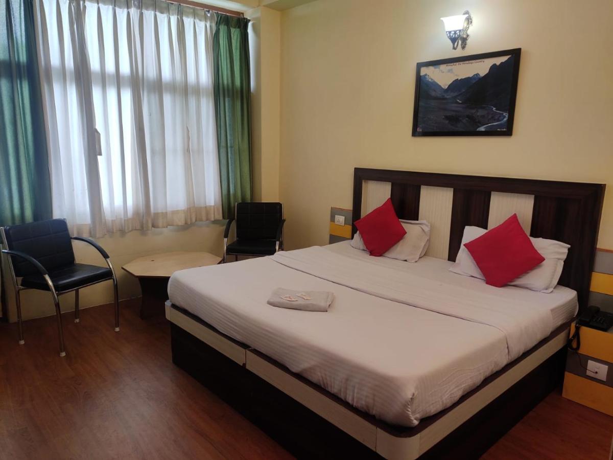 Hotel Amandeep Dharamshala Bagian luar foto
