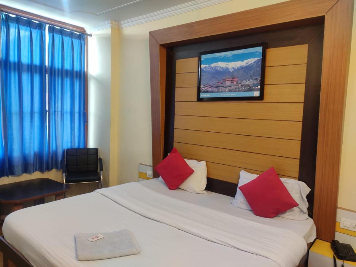 Hotel Amandeep Dharamshala Bagian luar foto