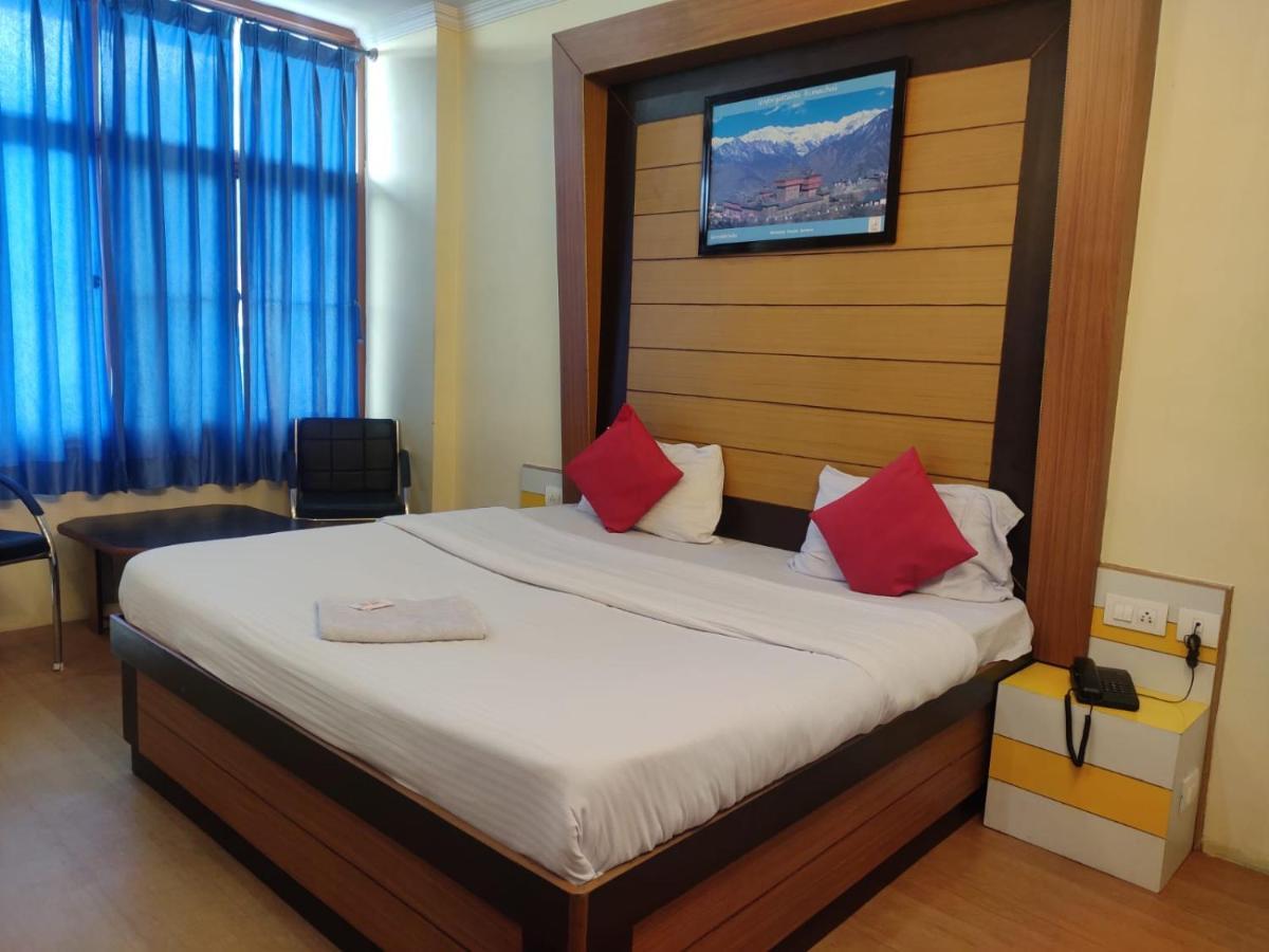 Hotel Amandeep Dharamshala Bagian luar foto