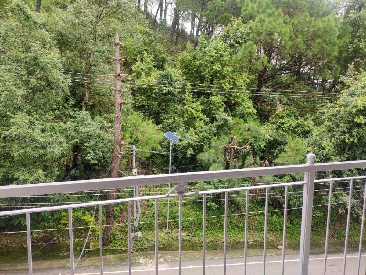 Hotel Amandeep Dharamshala Bagian luar foto