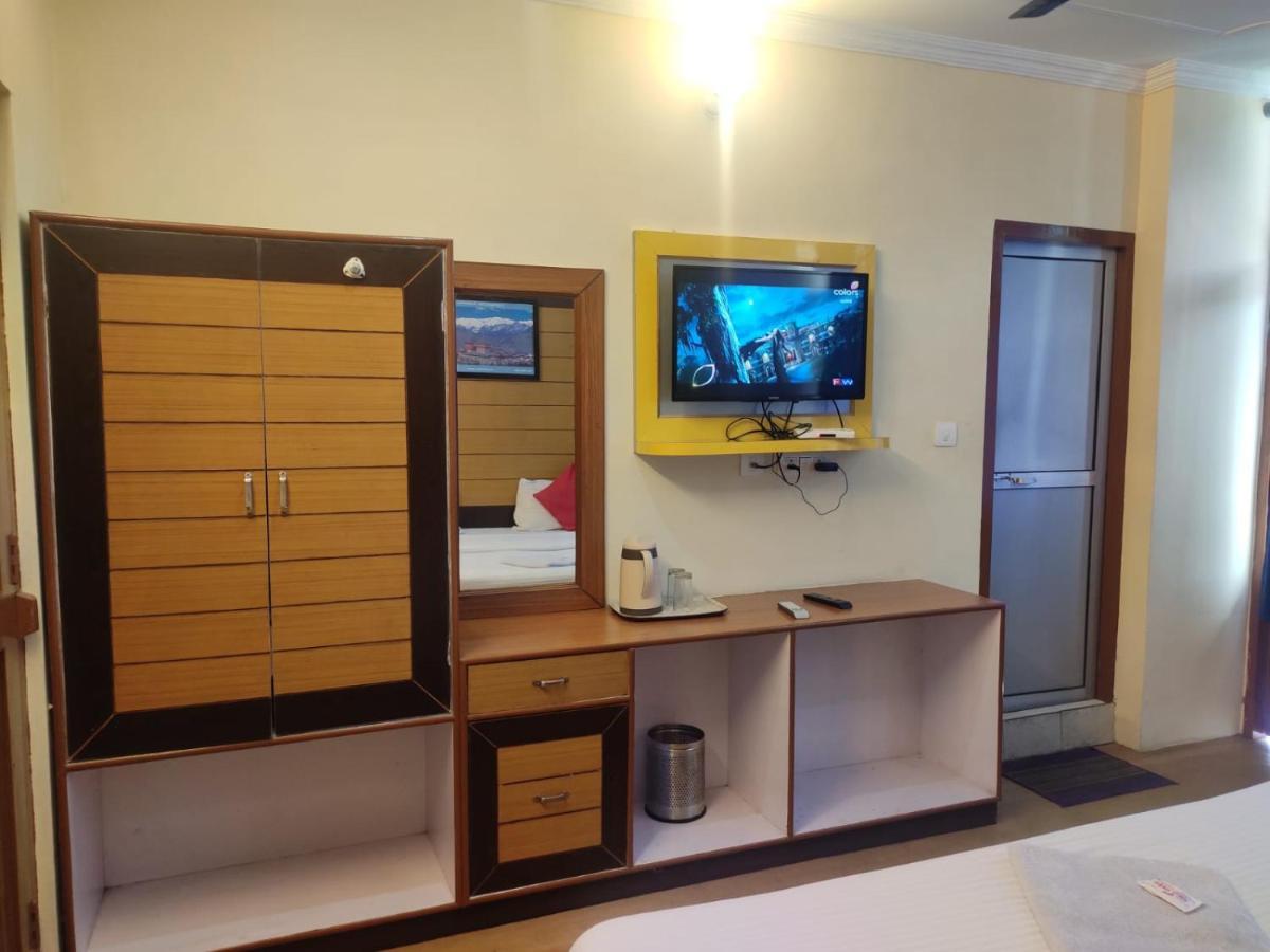 Hotel Amandeep Dharamshala Bagian luar foto
