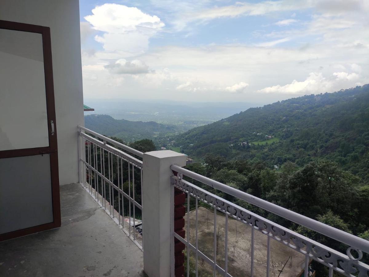 Hotel Amandeep Dharamshala Bagian luar foto