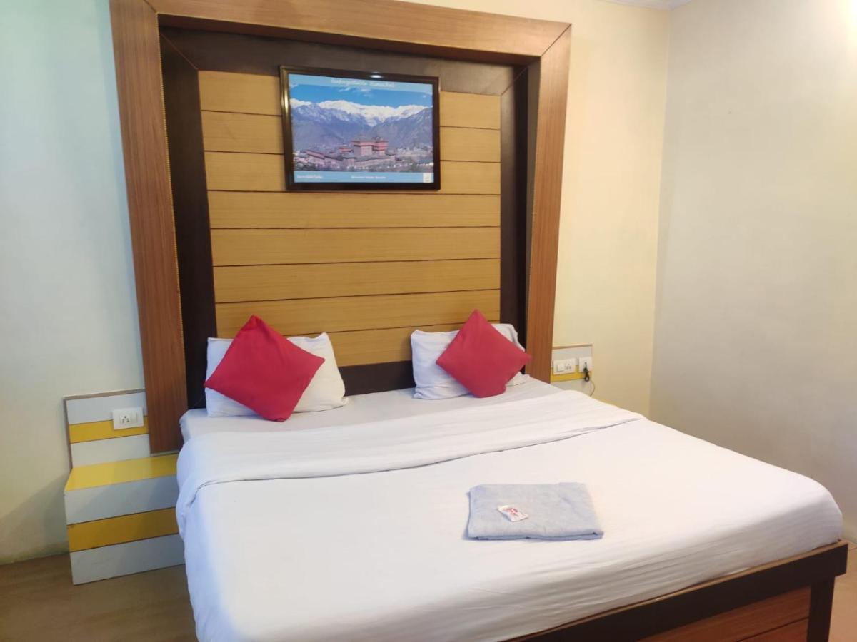 Hotel Amandeep Dharamshala Bagian luar foto