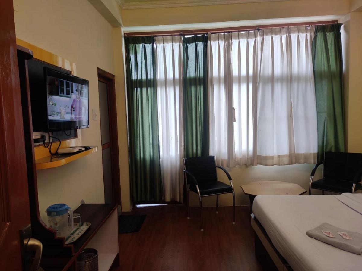 Hotel Amandeep Dharamshala Bagian luar foto
